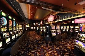 Studio Live Blackjack dengan dealer dan meja permainan di platform mega888 online